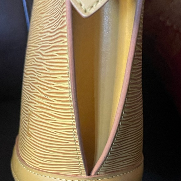 Elegant Louis Vuitton Epi Saint Jacques Tote Bag - Picture 5 of 12